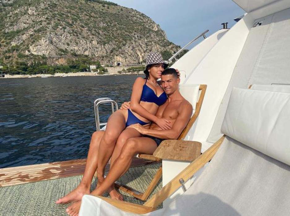 Cristiano Ronaldo'nun sevgilisi Georgina Rodriguez sınırları zorladı! Çıplak pozları Avrupa'yı salladı 12