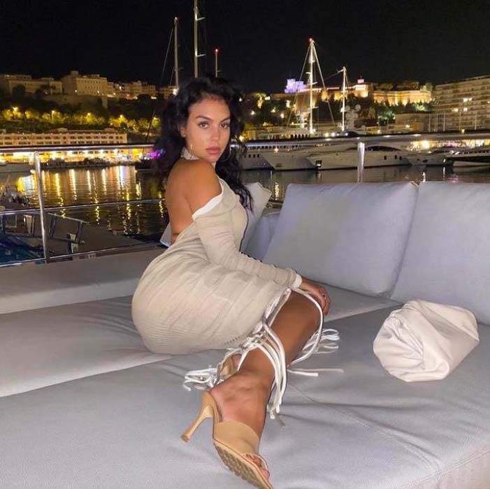 Cristiano Ronaldo'nun sevgilisi Georgina Rodriguez sınırları zorladı! Çıplak pozları Avrupa'yı salladı 14