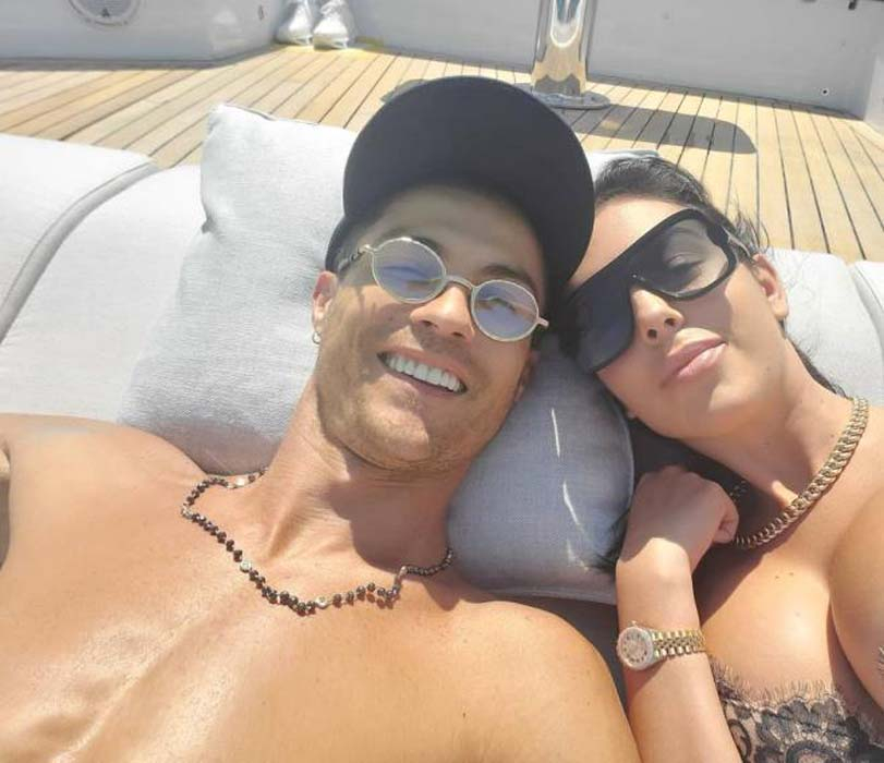 Cristiano Ronaldo'nun sevgilisi Georgina Rodriguez sınırları zorladı! Çıplak pozları Avrupa'yı salladı 4