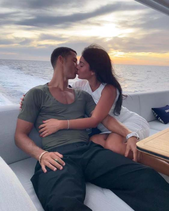 Cristiano Ronaldo'nun sevgilisi Georgina Rodriguez sınırları zorladı! Çıplak pozları Avrupa'yı salladı 9