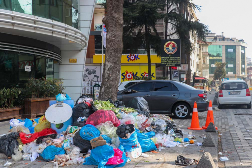 Maltepe'deki çöp yığınlarını toplama desteğine Beyaz Masa'dan ret yanıtı! 18