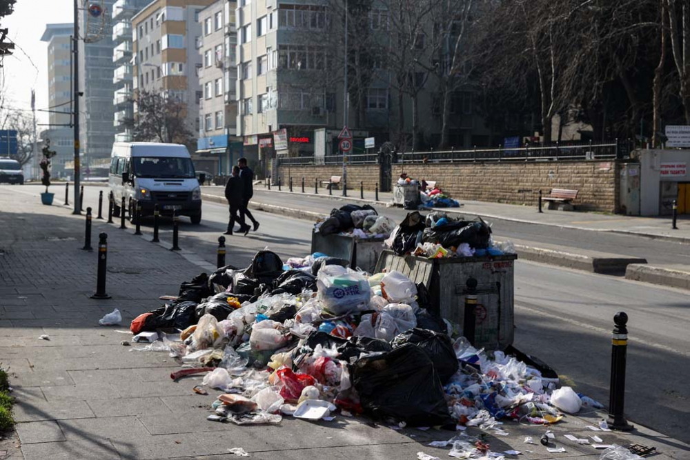 Maltepe'deki çöp yığınlarını toplama desteğine Beyaz Masa'dan ret yanıtı! 24