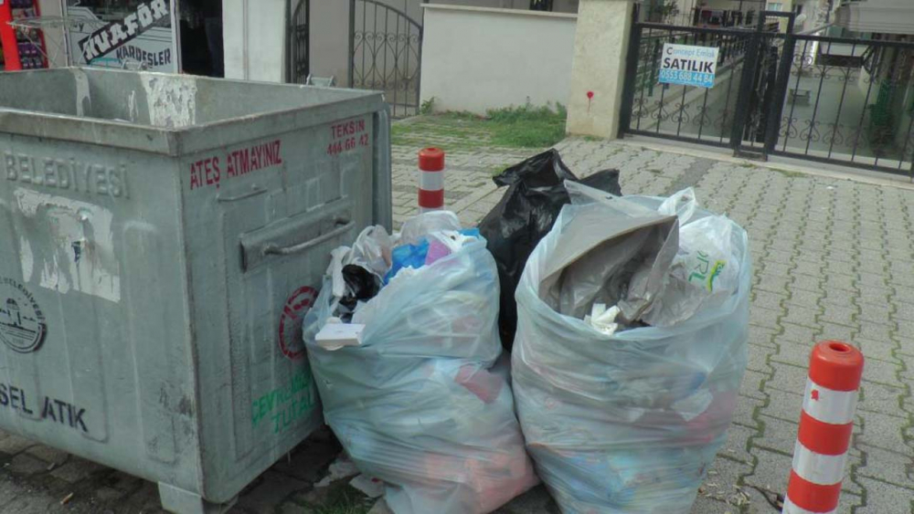 Maltepe'deki çöp yığınlarını toplama desteğine Beyaz Masa'dan ret yanıtı! 3