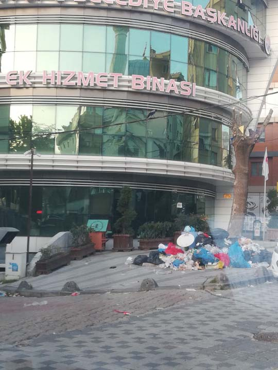 Maltepe'deki çöp yığınlarını toplama desteğine Beyaz Masa'dan ret yanıtı! 9