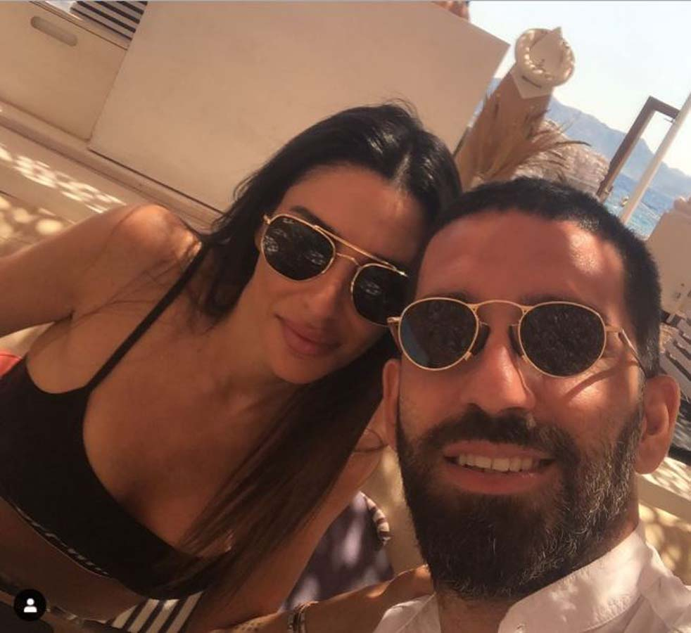 Arda Turan'dan eşine yıldönümü kutlaması: Gelin gibi gelin! 4