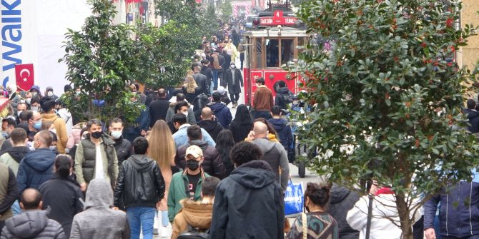 Kısıtlamasız cumartesi heyecanı! Vatandaşlar Taksim'e akın etti