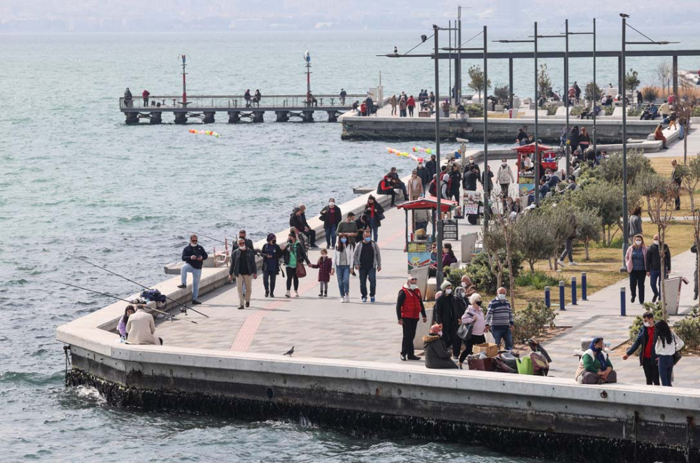 İzmir'de kısıtlamasız ilk hafta sonu mesainde akıl almaz kalabalık! 11