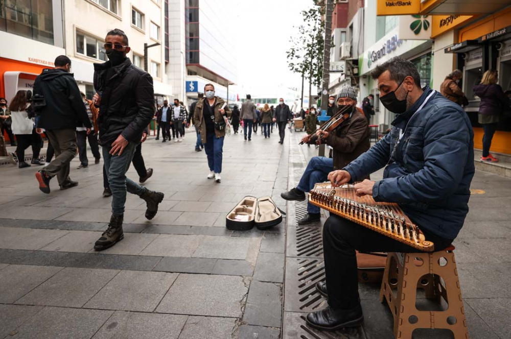 İzmir'de kısıtlamasız ilk hafta sonu mesainde akıl almaz kalabalık! 12