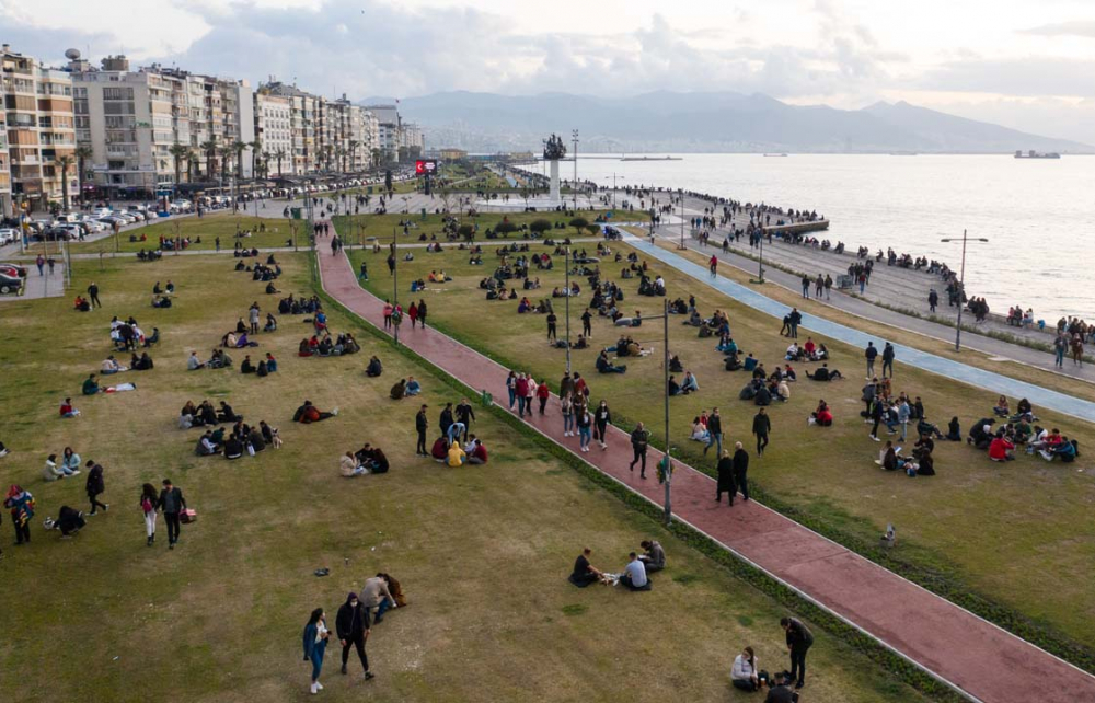 İzmir'de kısıtlamasız ilk hafta sonu mesainde akıl almaz kalabalık! 17