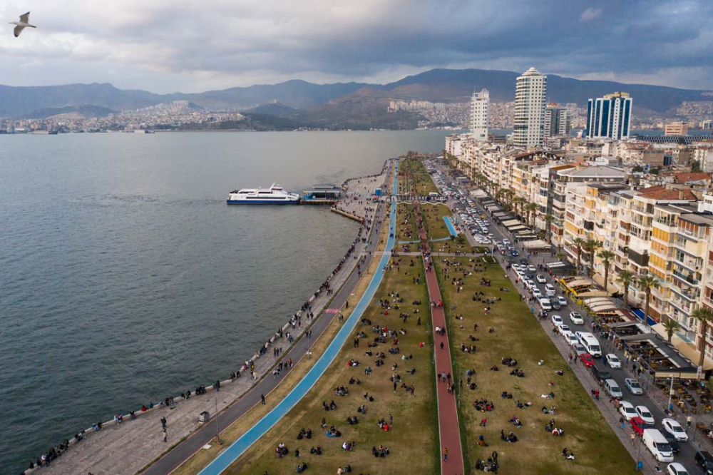 İzmir'de kısıtlamasız ilk hafta sonu mesainde akıl almaz kalabalık! 20