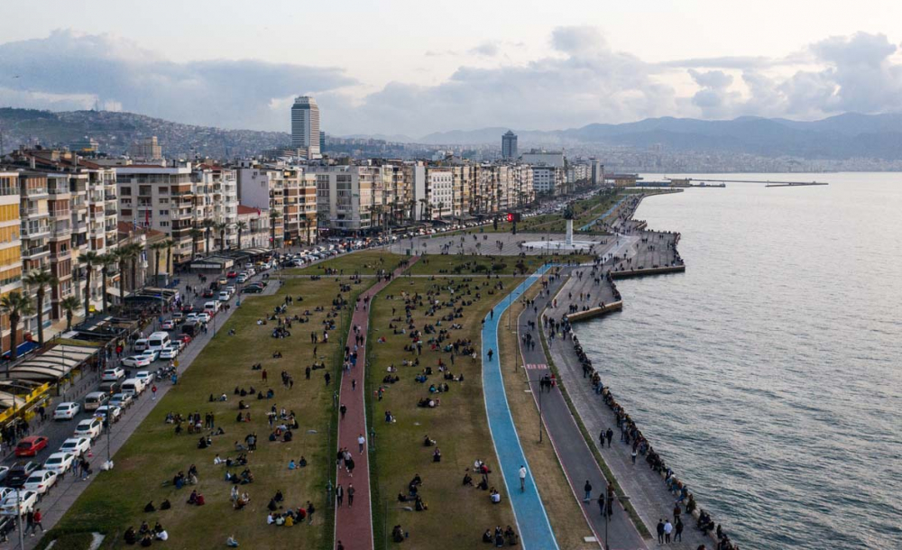 İzmir'de kısıtlamasız ilk hafta sonu mesainde akıl almaz kalabalık! 24