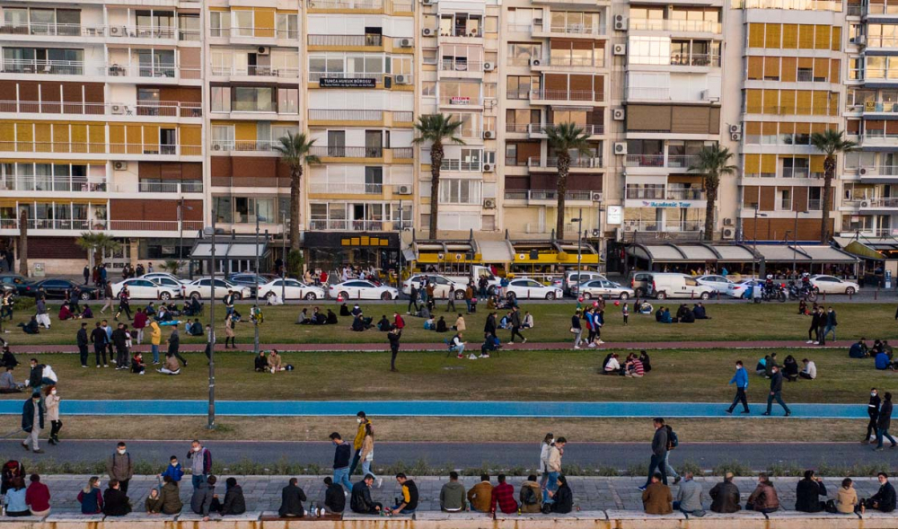 İzmir'de kısıtlamasız ilk hafta sonu mesainde akıl almaz kalabalık! 25