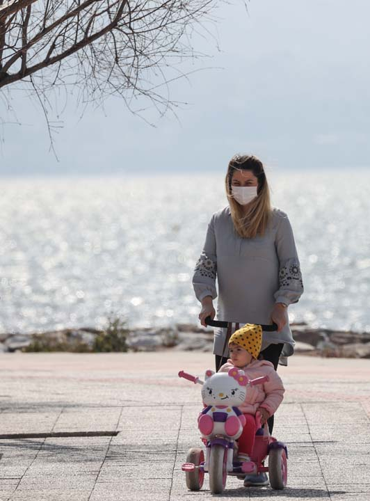 İzmir'de kısıtlamasız ilk hafta sonu mesainde akıl almaz kalabalık! 3