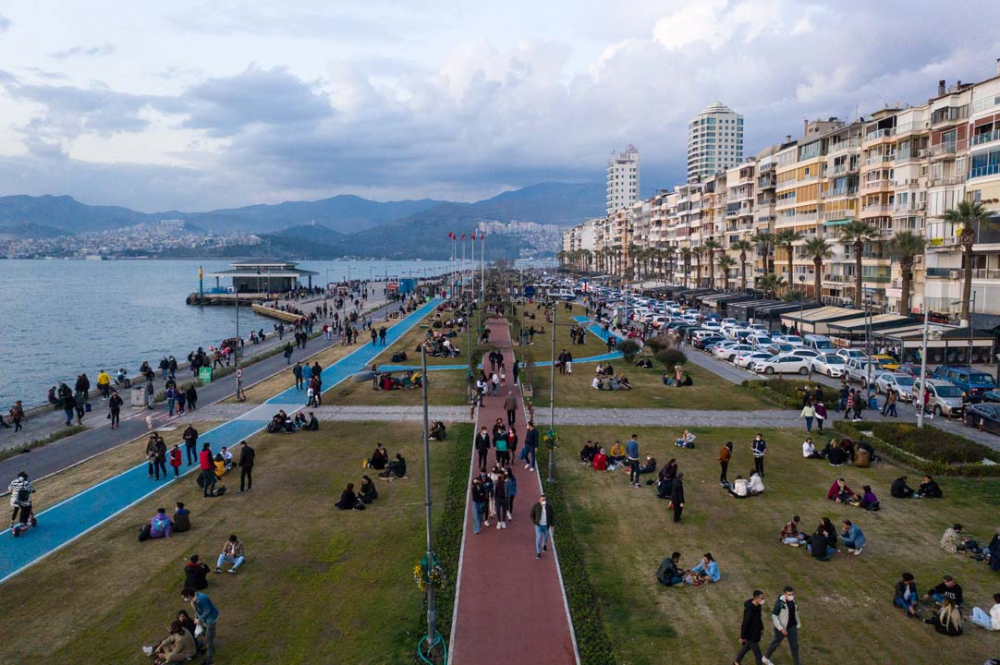 İzmir'de kısıtlamasız ilk hafta sonu mesainde akıl almaz kalabalık! 30