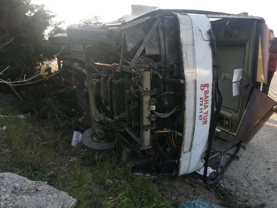 Bursa'da facianın eşiğinden dönüldü! Otobüs devrildi: 18 yaralı 1