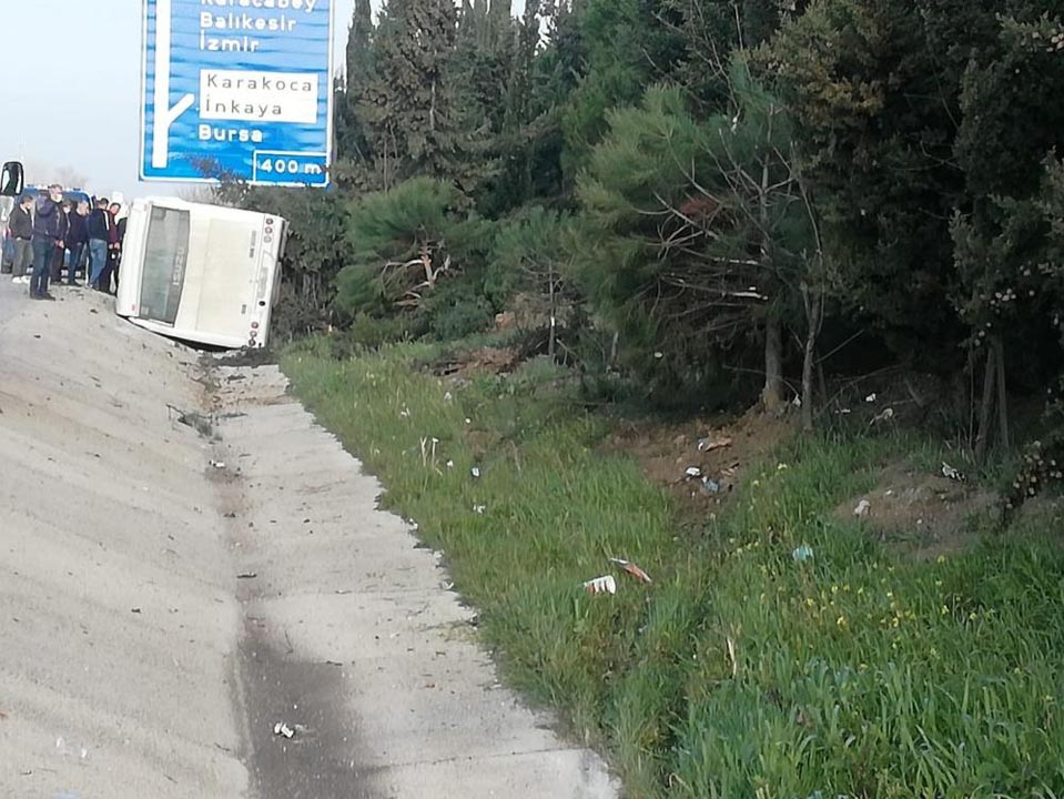 Bursa'da facianın eşiğinden dönüldü! Otobüs devrildi: 18 yaralı 2