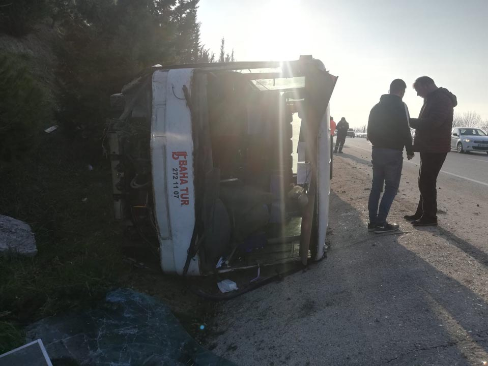 Bursa'da facianın eşiğinden dönüldü! Otobüs devrildi: 18 yaralı 3