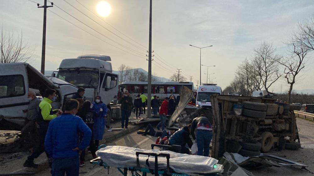 Freni patlayan tır dehşet saçtı: Ölü ve yaralılar var! 11