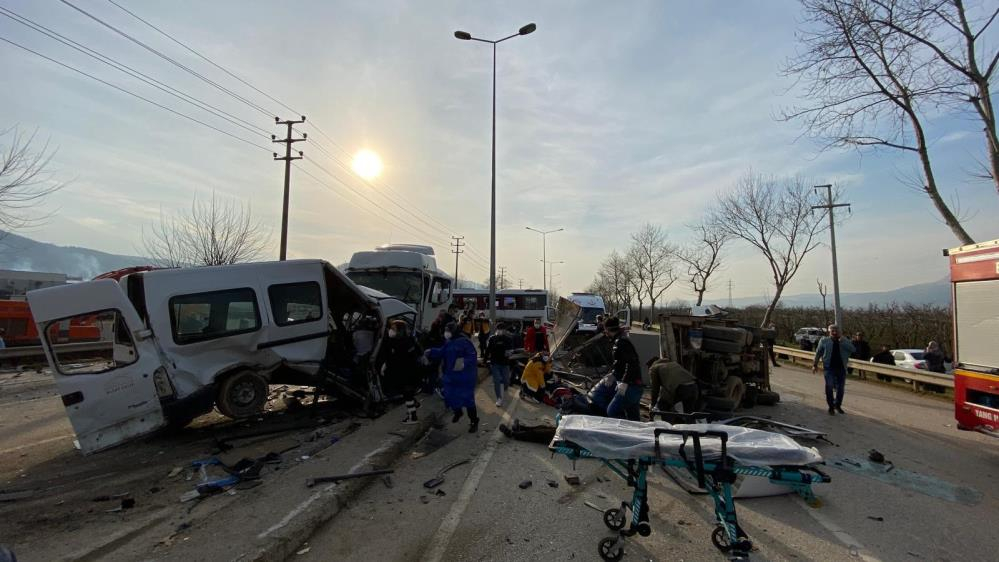 Freni patlayan tır dehşet saçtı: Ölü ve yaralılar var! 12