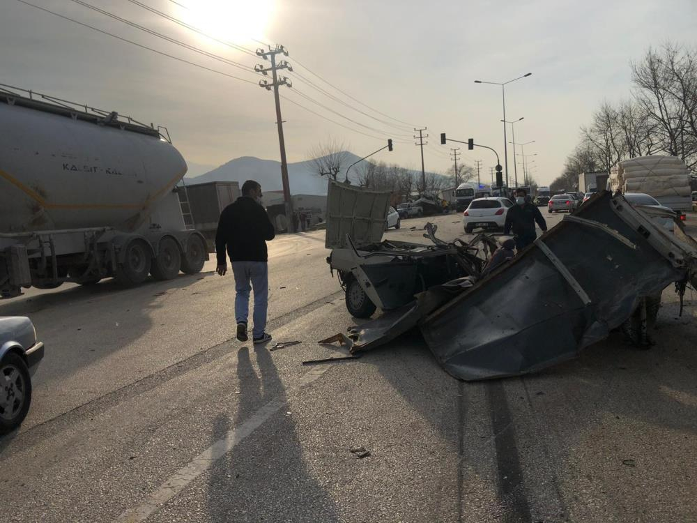 Freni patlayan tır dehşet saçtı: Ölü ve yaralılar var! 4