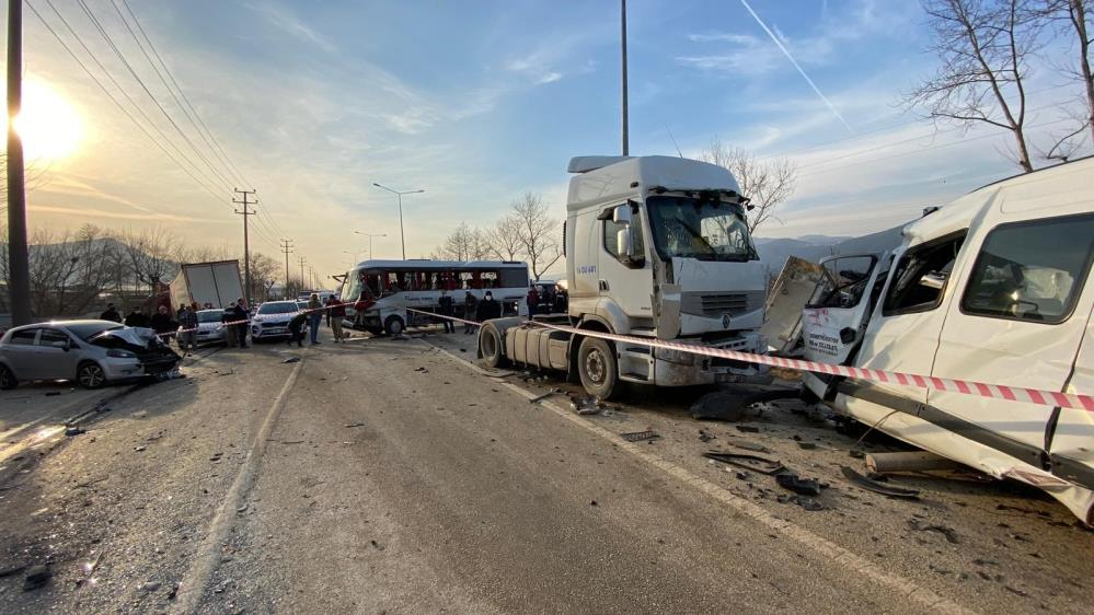 Freni patlayan tır dehşet saçtı: Ölü ve yaralılar var! 8