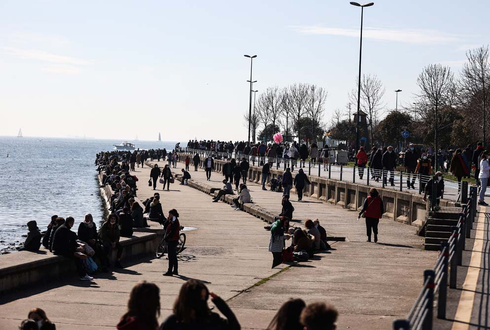 Kısıtlamasız ikinci cumartesi gününde İstanbullular sokağa döküldü: Sahillerde iğne at yere düşmez dedirten görüntüler! 1