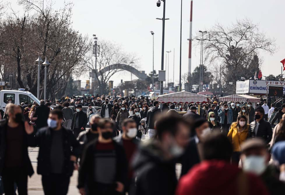 Kısıtlamasız ikinci cumartesi gününde İstanbullular sokağa döküldü: Sahillerde iğne at yere düşmez dedirten görüntüler! 11