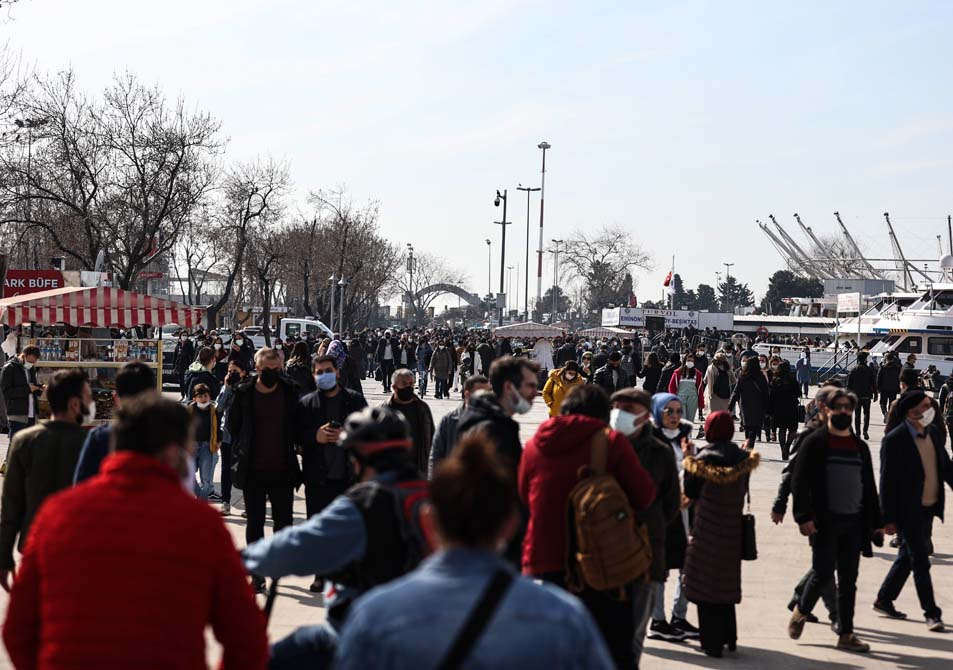 Kısıtlamasız ikinci cumartesi gününde İstanbullular sokağa döküldü: Sahillerde iğne at yere düşmez dedirten görüntüler! 12