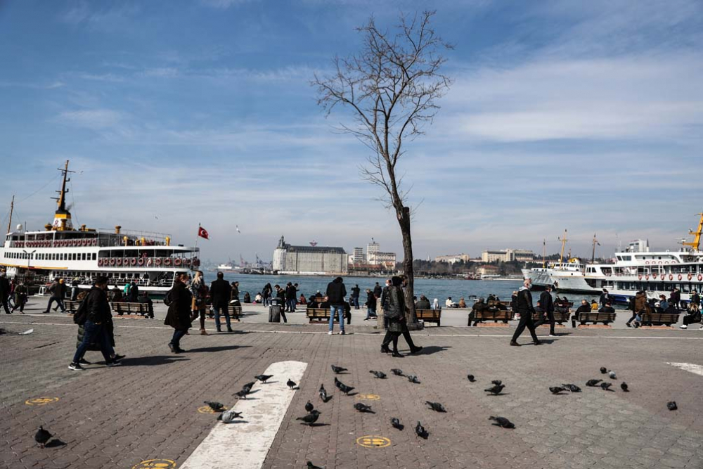 Kısıtlamasız ikinci cumartesi gününde İstanbullular sokağa döküldü: Sahillerde iğne at yere düşmez dedirten görüntüler! 13