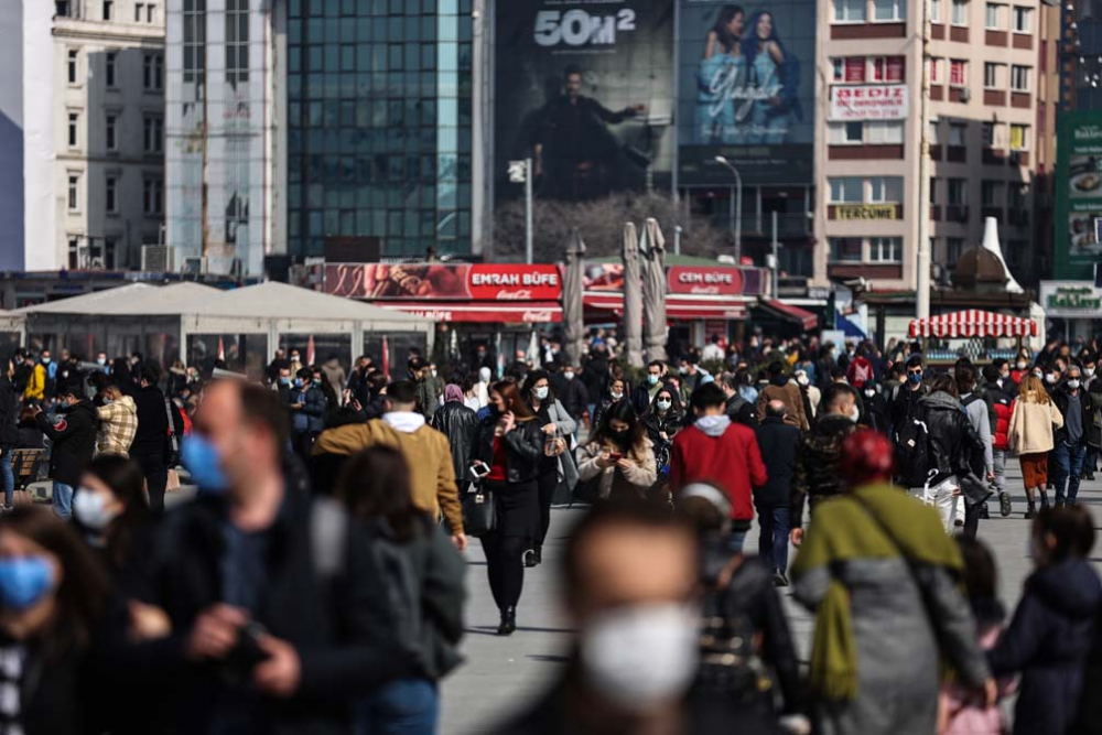 Kısıtlamasız ikinci cumartesi gününde İstanbullular sokağa döküldü: Sahillerde iğne at yere düşmez dedirten görüntüler! 15