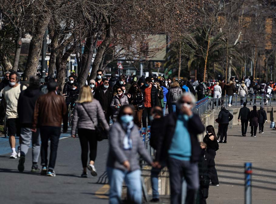 Kısıtlamasız ikinci cumartesi gününde İstanbullular sokağa döküldü: Sahillerde iğne at yere düşmez dedirten görüntüler! 4