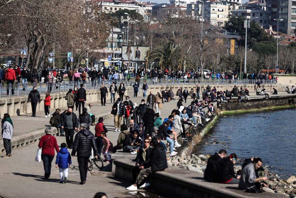 Kısıtlamasız ikinci cumartesi gününde İstanbullular sokağa döküldü: Sahillerde iğne at yere düşmez dedirten görüntüler! 6