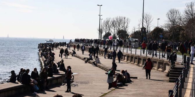 Kısıtlamasız ikinci cumartesi gününde İstanbullular sokağa döküldü: Sahillerde iğne at yere düşmez dedirten görüntüler!