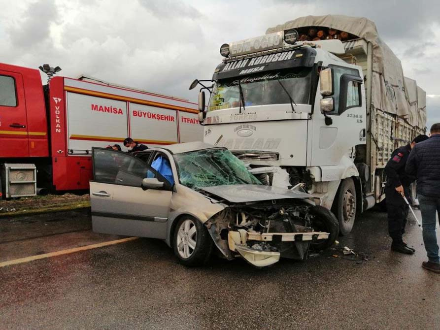 Manisa Soma'da korkunç kaza! Kamyonla çarpışan otomobil dört kişiye mezar oldu 1