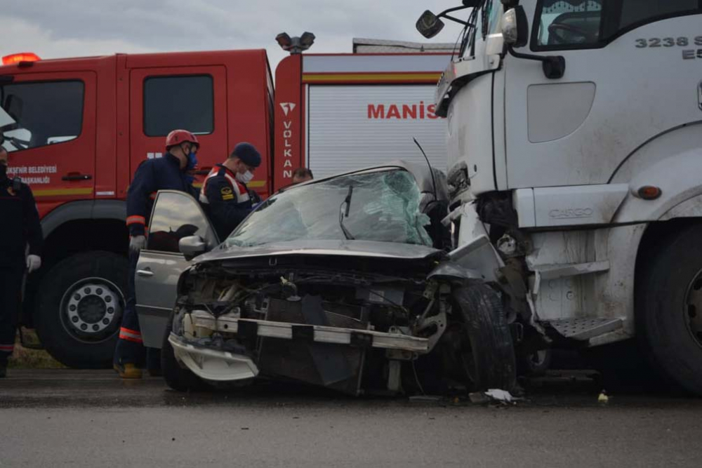 Manisa Soma'da korkunç kaza! Kamyonla çarpışan otomobil dört kişiye mezar oldu 10