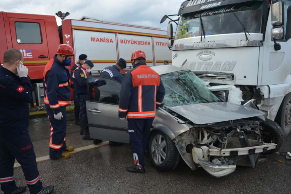 Manisa Soma'da korkunç kaza! Kamyonla çarpışan otomobil dört kişiye mezar oldu 11