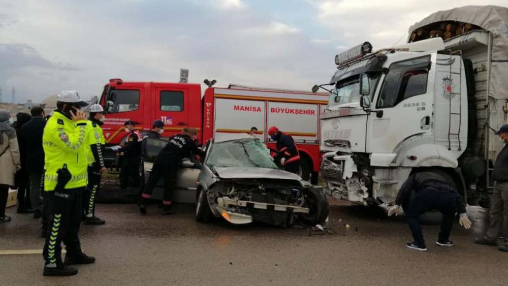 Manisa Soma'da korkunç kaza! Kamyonla çarpışan otomobil dört kişiye mezar oldu 2