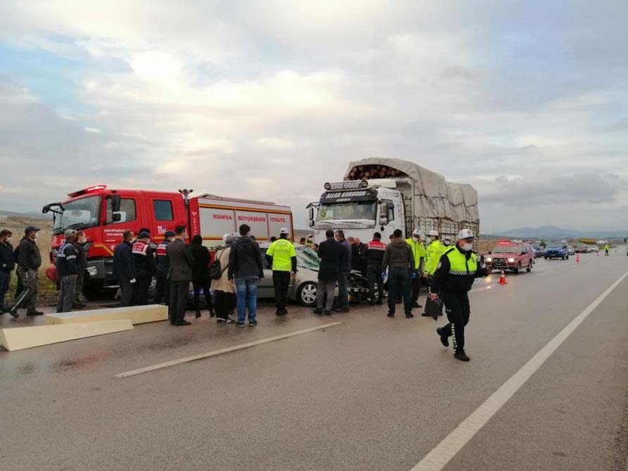 Manisa Soma'da korkunç kaza! Kamyonla çarpışan otomobil dört kişiye mezar oldu 3