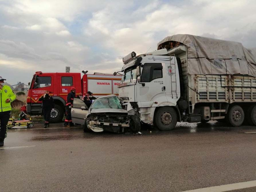 Manisa Soma'da korkunç kaza! Kamyonla çarpışan otomobil dört kişiye mezar oldu 4