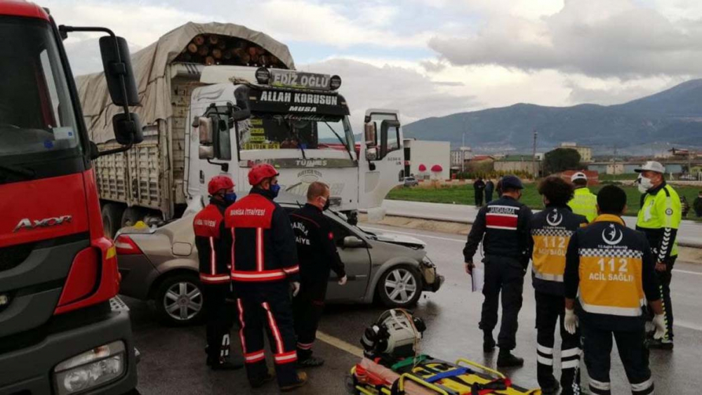 Manisa Soma'da korkunç kaza! Kamyonla çarpışan otomobil dört kişiye mezar oldu 6