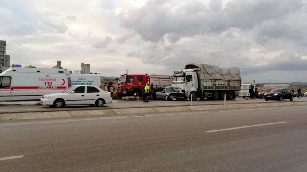 Manisa Soma'da korkunç kaza! Kamyonla çarpışan otomobil dört kişiye mezar oldu 7