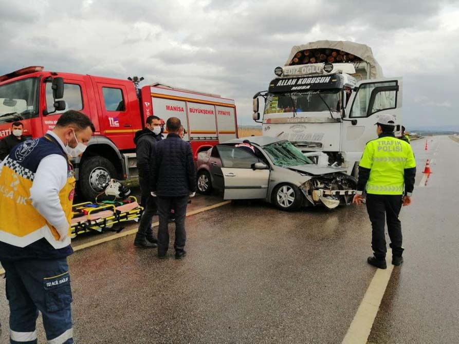 Manisa Soma'da korkunç kaza! Kamyonla çarpışan otomobil dört kişiye mezar oldu 8