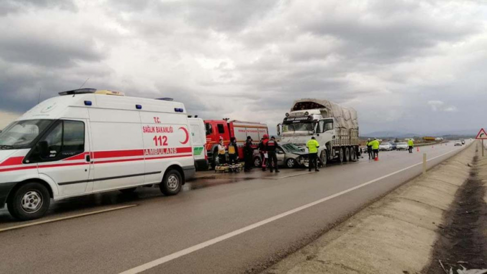 Manisa Soma'da korkunç kaza! Kamyonla çarpışan otomobil dört kişiye mezar oldu 9