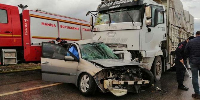 Manisa Soma'da korkunç kaza! Kamyonla çarpışan otomobil dört kişiye mezar oldu