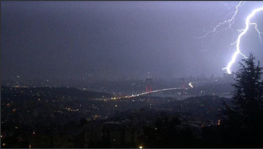 Şiddetli yağışlar İstanbul'u gece vurdu 1