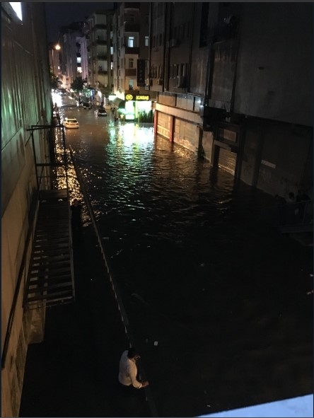 Şiddetli yağışlar İstanbul'u gece vurdu 6