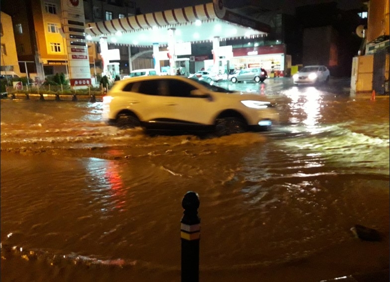 Şiddetli yağışlar İstanbul'u gece vurdu 7