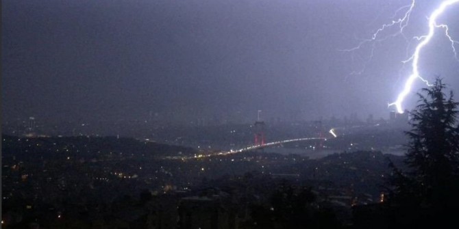 Şiddetli yağışlar İstanbul'u gece vurdu