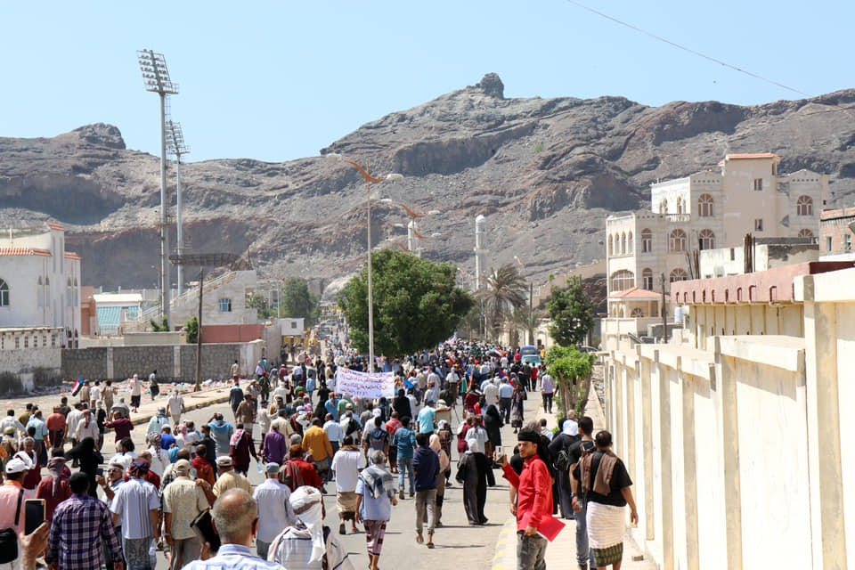 Yemen'de halk kötüleşen yaşam koşulları dolayısıyla hükümet sarayını bastı 3