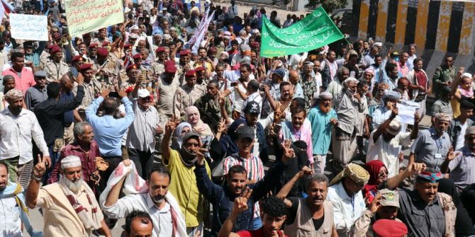 Yemen'de halk kötüleşen yaşam koşulları dolayısıyla hükümet sarayını bastı